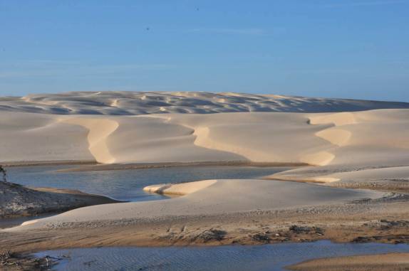 Dunas e lagoas nos Pequenos Lençóis, região de Paulino Neves - MA